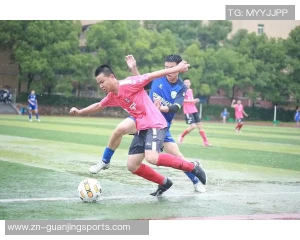 足球宝贝魅力四射的精彩瞬间，展现青春活力与运动激情的完美结合